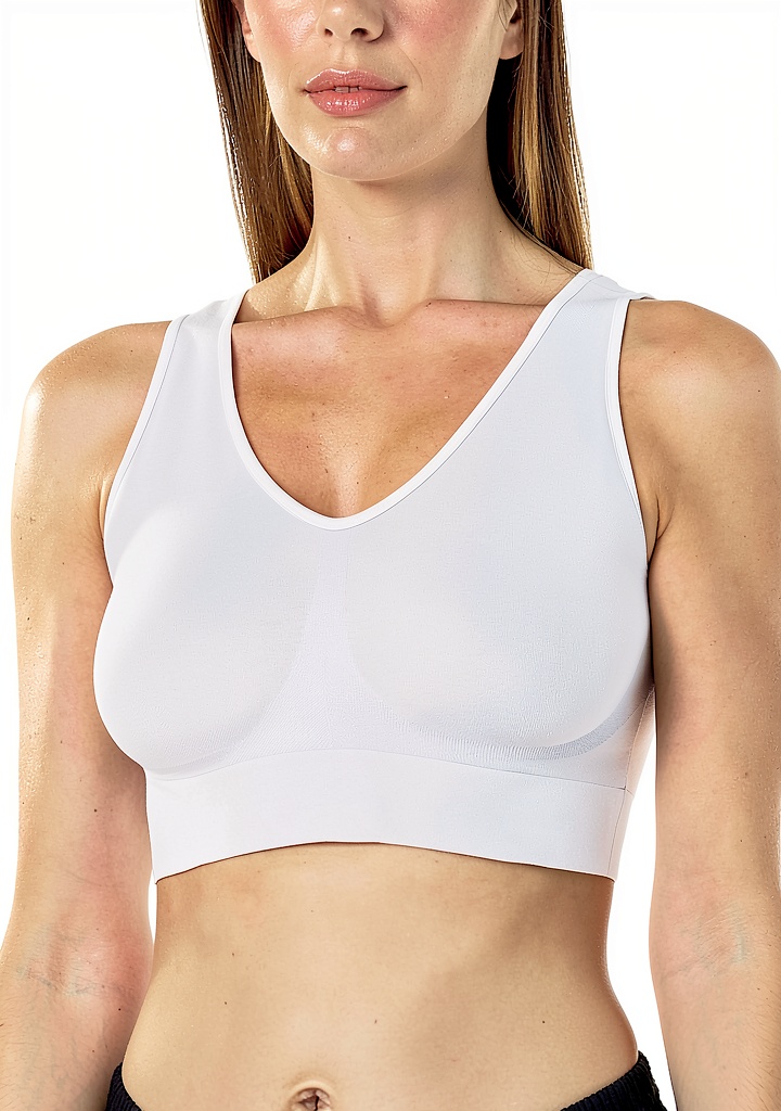 Femme portant le soutien-gorge en nylon élasthanne dans un cadre quotidien