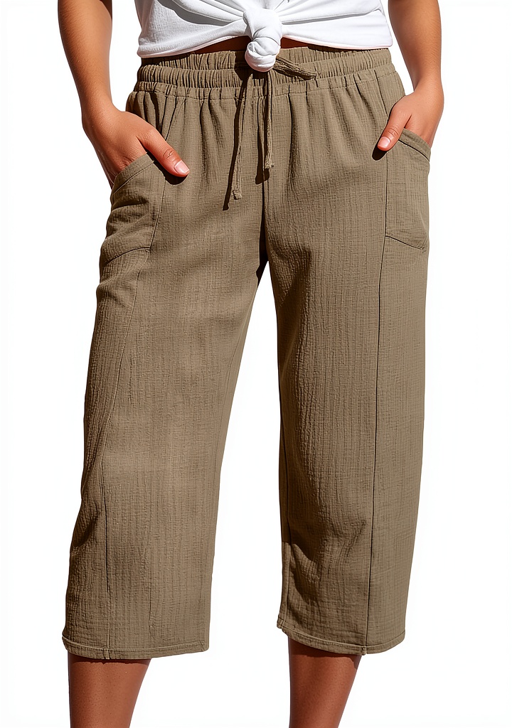 Femme portant le pantalon AMDOLE en lin lors d'une promenade estivale