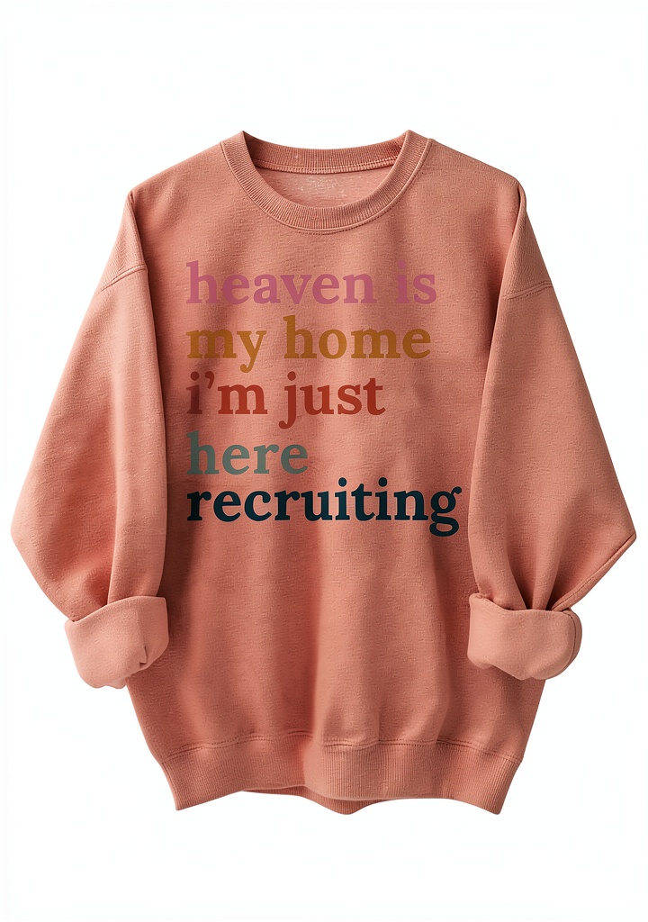 Sweat‑shirt unisexe col rond manches longues imprimé porté par un mannequin dans un décor urbain, montrant les détails de l’impression culturelle
