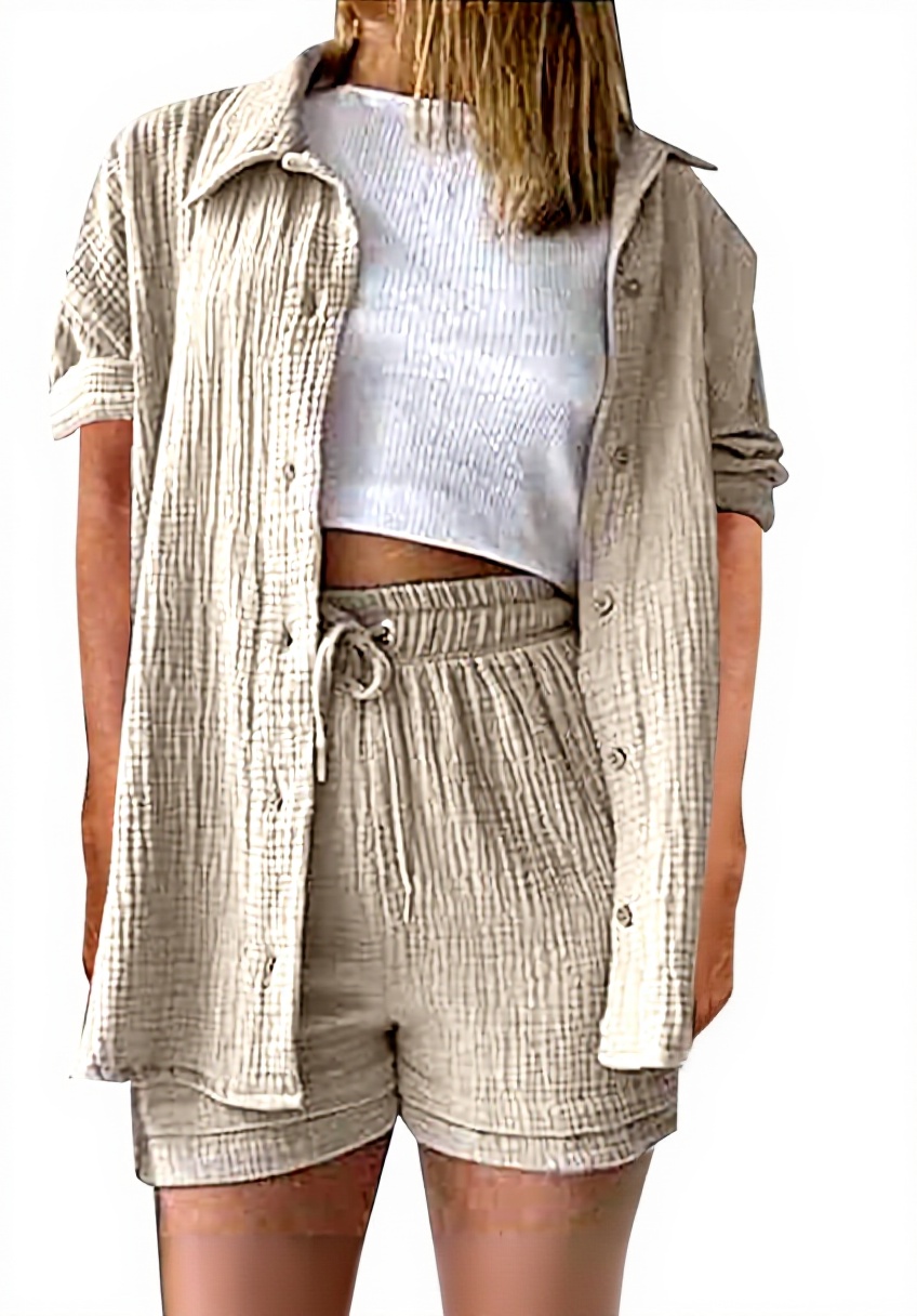 Ensemble short et chemise en lin pour femme porté en extérieur
