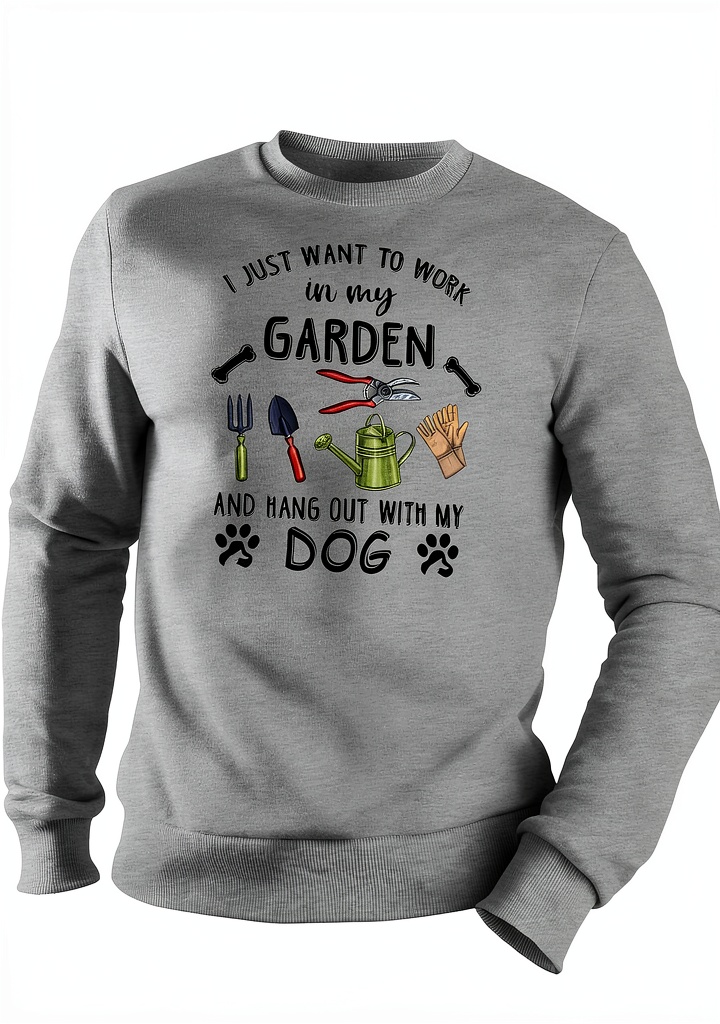 Sweat GR8Shop porté dans un jardin avec un chien