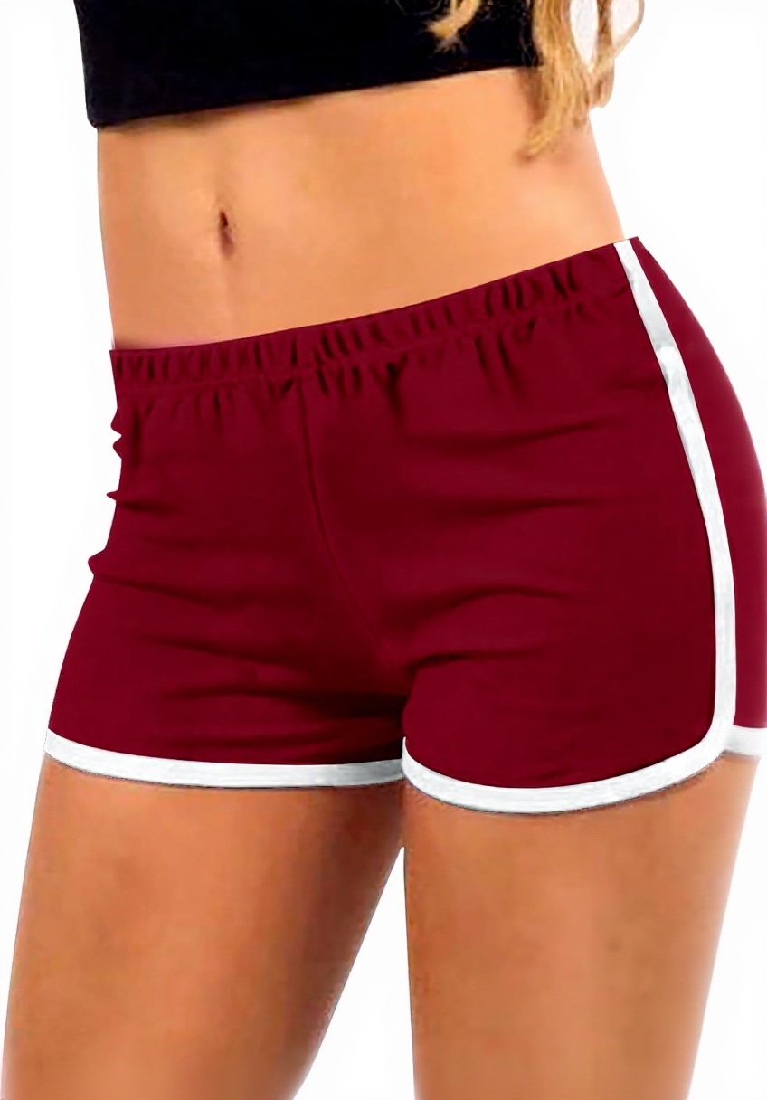 Femme portant le short de yoga lors d'une séance de sport en extérieur