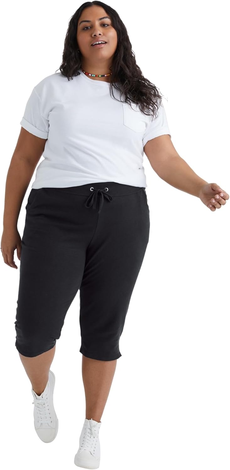 Femme portant le pantalon Just My Size dans un intérieur confortable