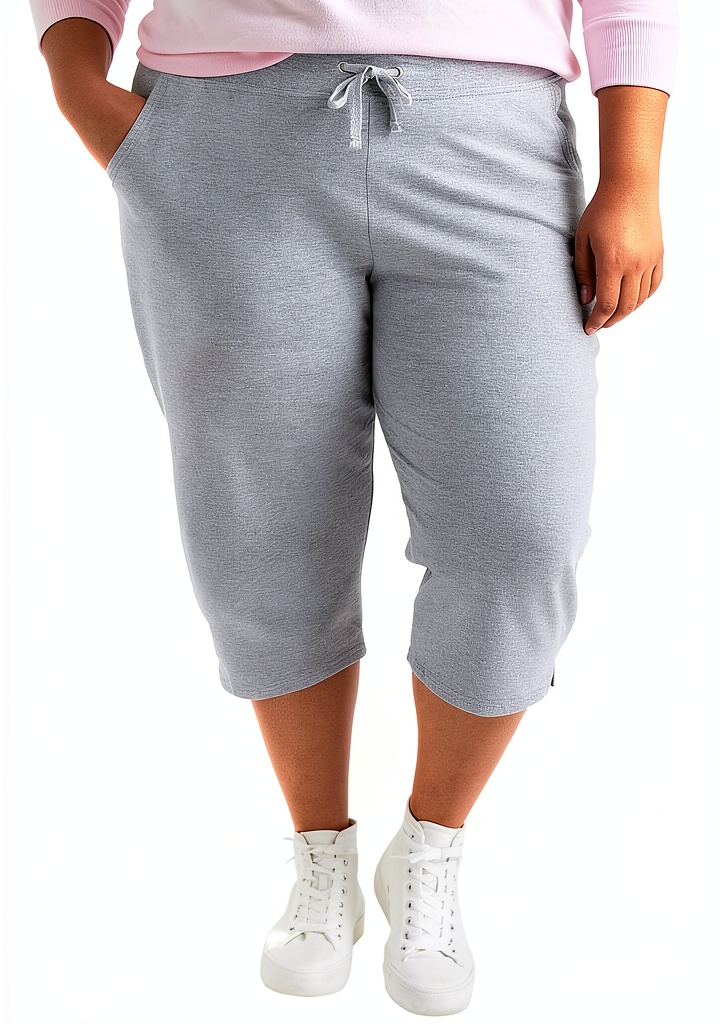 Femme portant le pantalon Just My Size en situation de détente